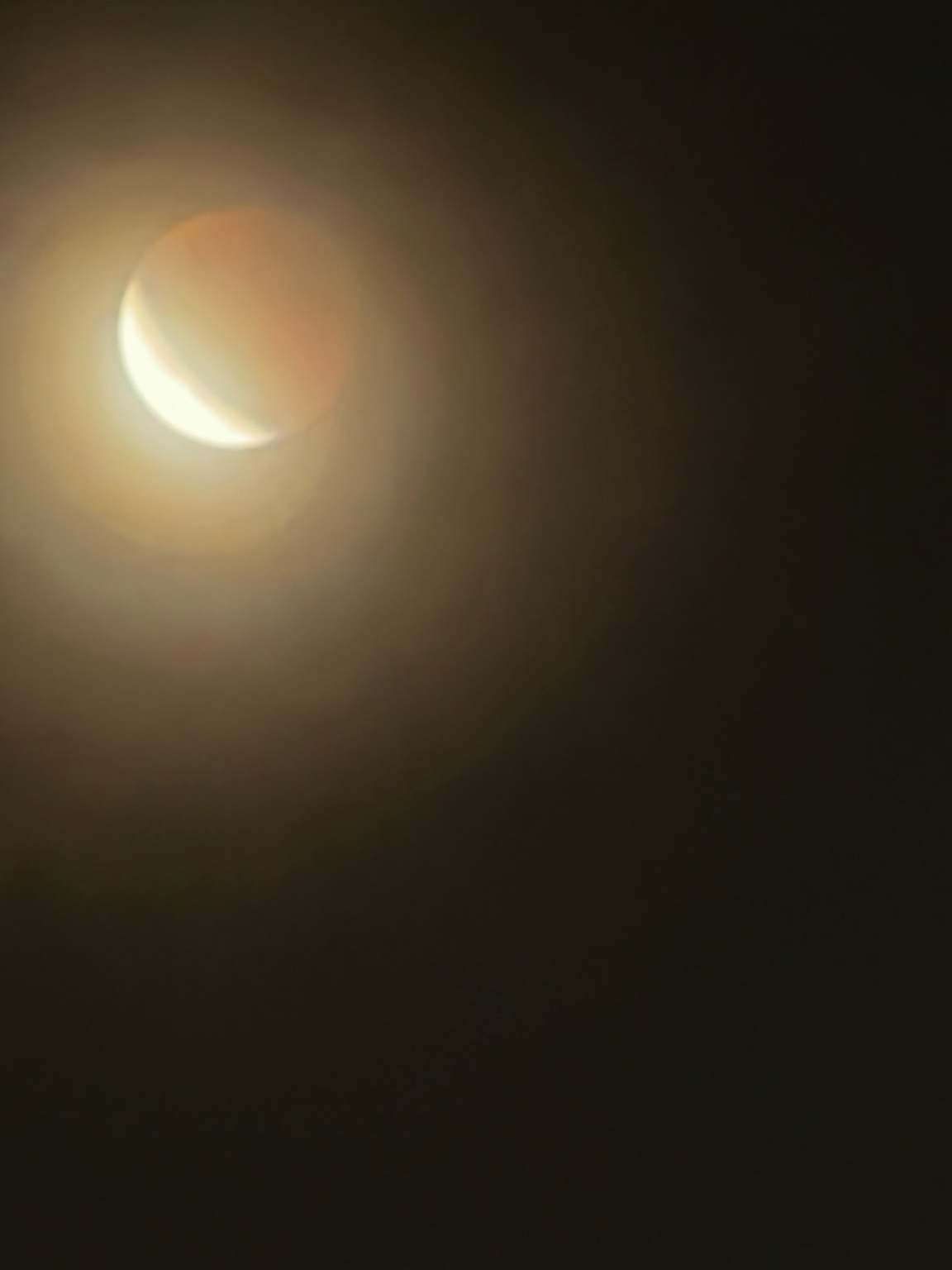 Eclissi totale di Luna 2025: la magia della Luna rossa che ha incantato il mondo